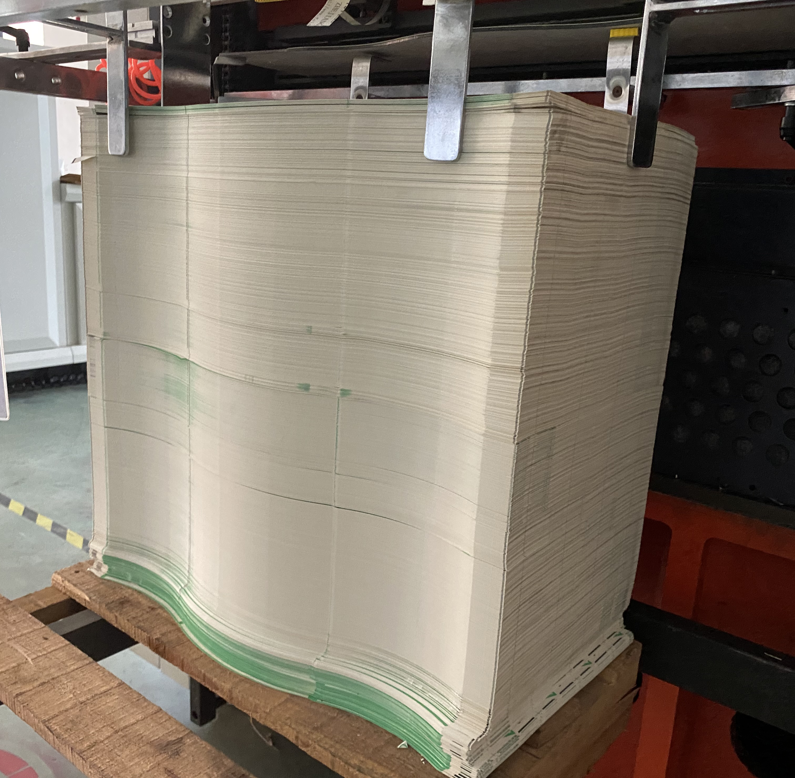 卷曲切割机与压花图片