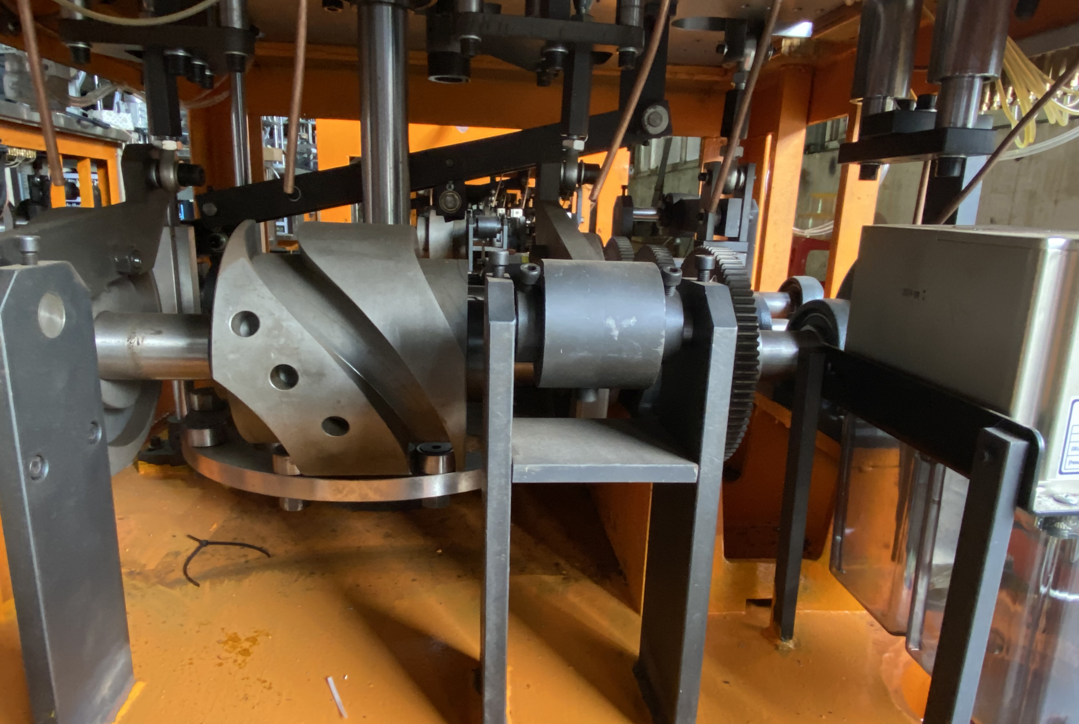 您知道杯盖成型机吗？